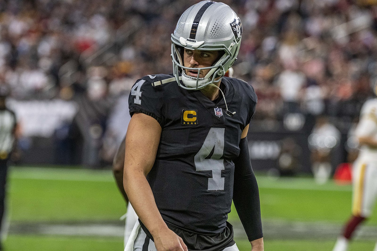 Raiders bench Derek Carr.