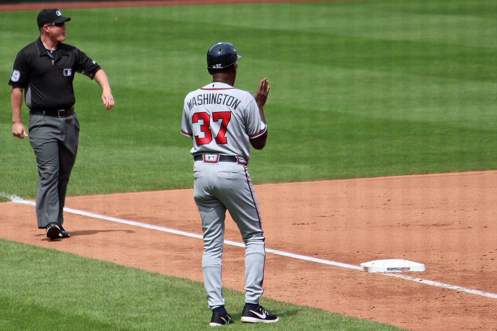 Angels hire Ron Washington as manager