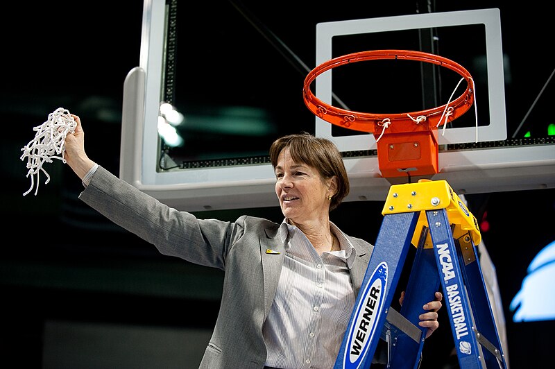 Tara VanDerveer sets new NCAA wins record