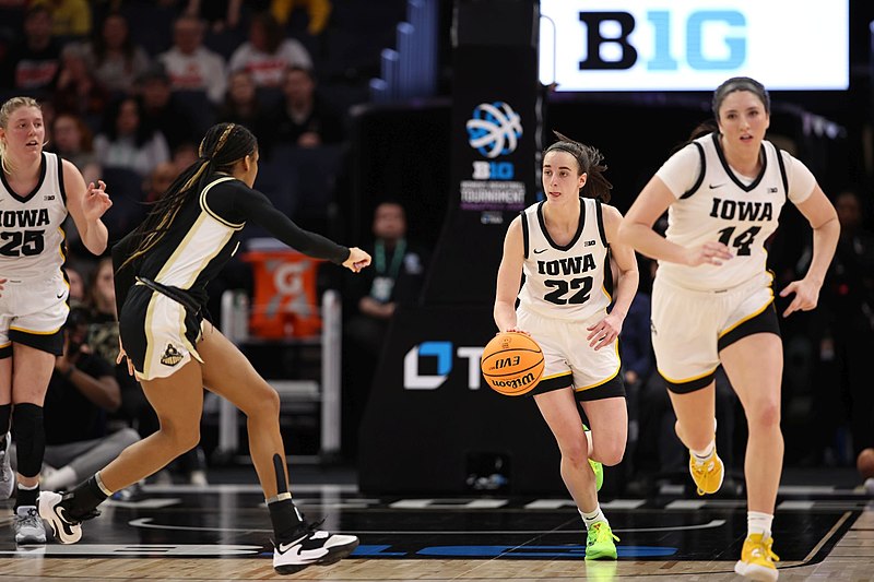 Caitlin Clark declares for WNBA draft