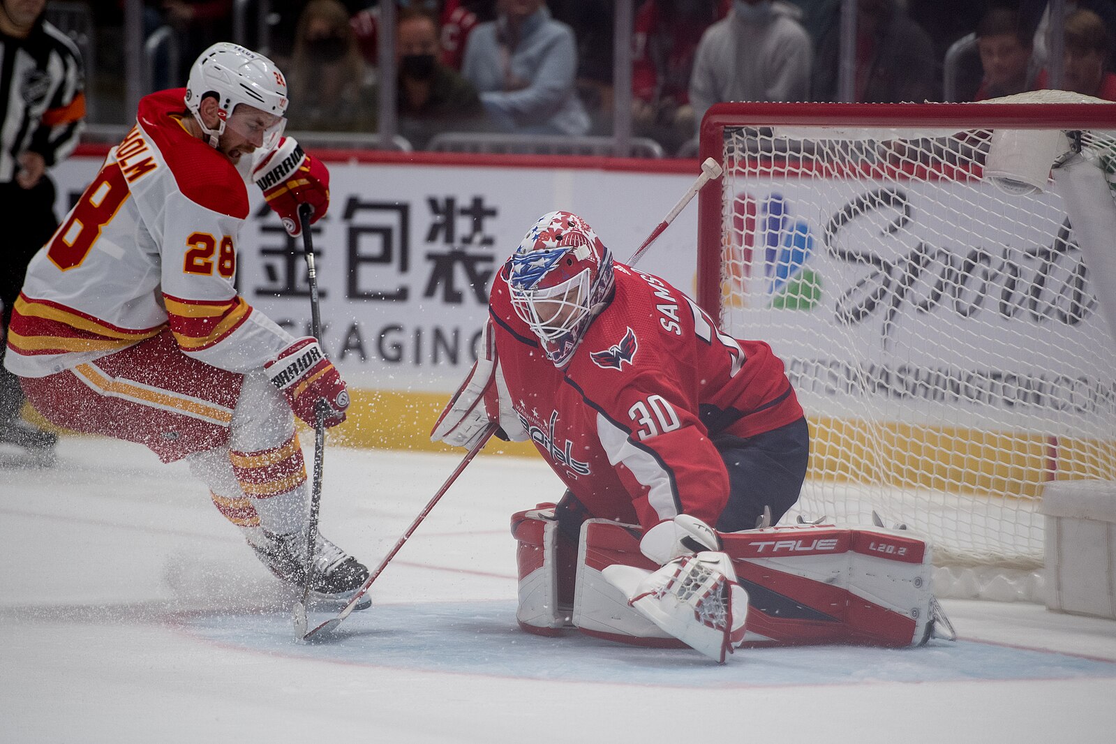 Canucks acquire Elias Lindholm from Calgary