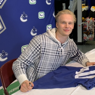 Canucks sign Elias Pettersson to 8 year extension