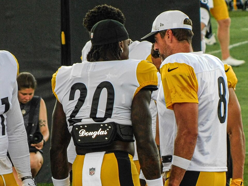 Aaron Rodgers Will Not Require Surgery On Wrist