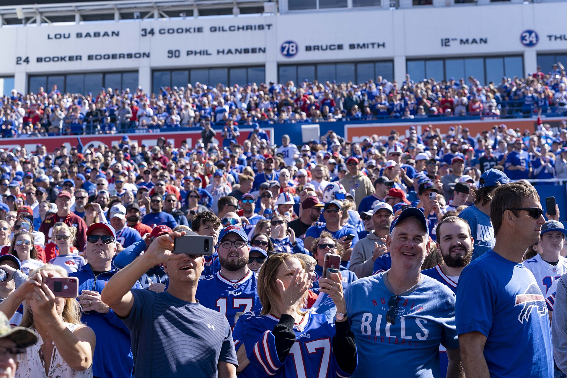 Bills Acquire WR DJ Moore From Bears