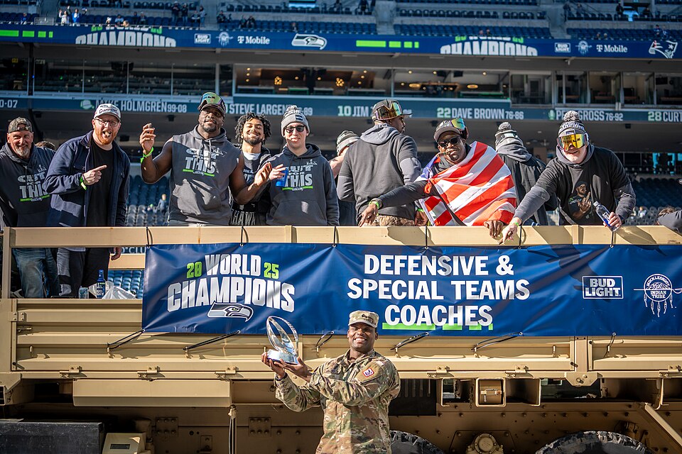 Seahawks Sign Derick Hall To 3 Year Extension
